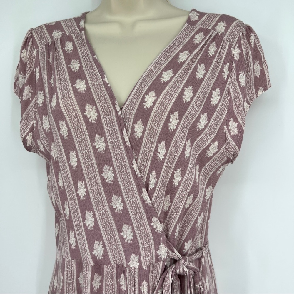 Le Lis Wrap Floral Side Tie V-Neckline Cap Sleeve Striped Mauve Midi Dress - Picture 3 of 13